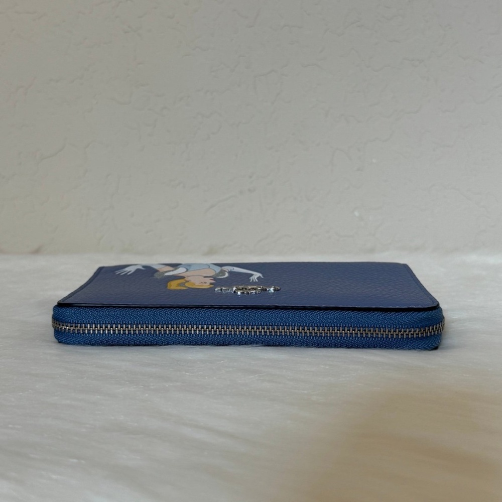 Disney X Coach Medium Id Zip Wallet With Cinderella - Picture 4 of 11